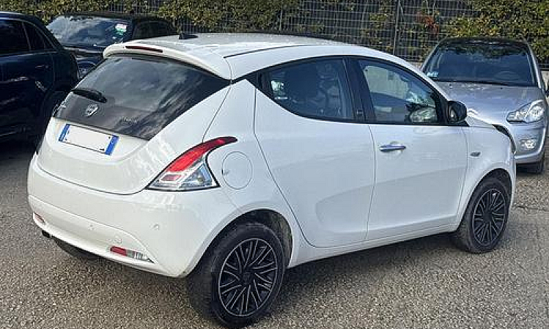 Lancia Ypsilon Hybri...