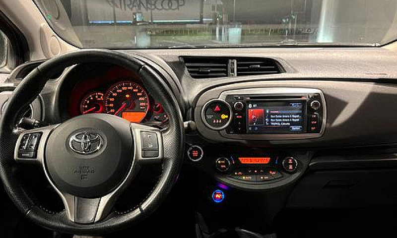 Toyota Yaris 2012 1....