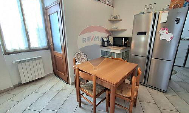 Porzione Di Villa - ...