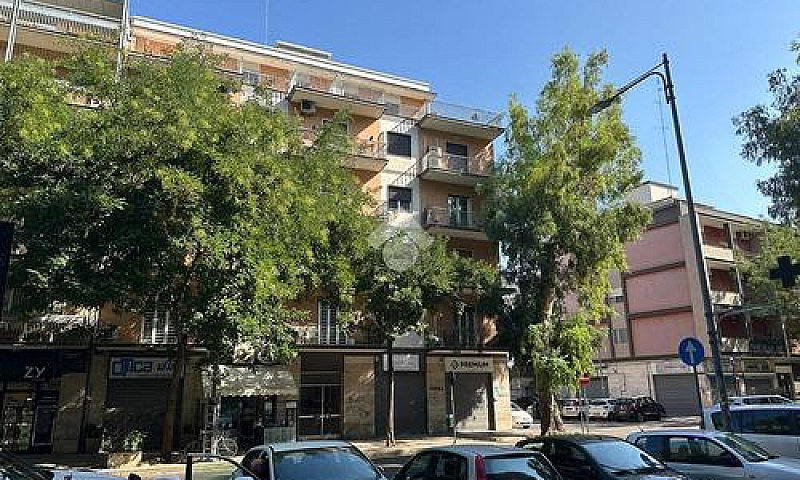 3 Locali A Bari...