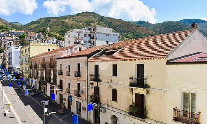 3 Locali A Paola...