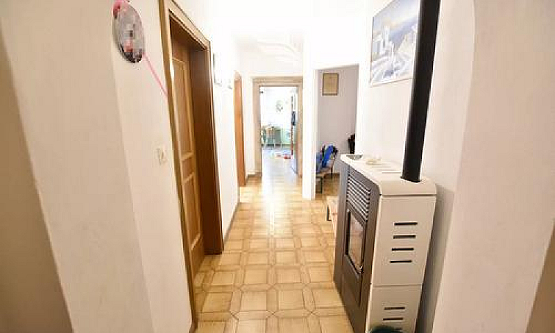 Caldaro: Ampio Appar...