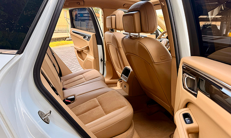Porsche Macan...