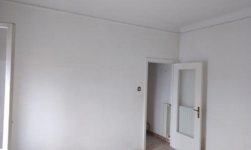Via Cesare Battisti-...