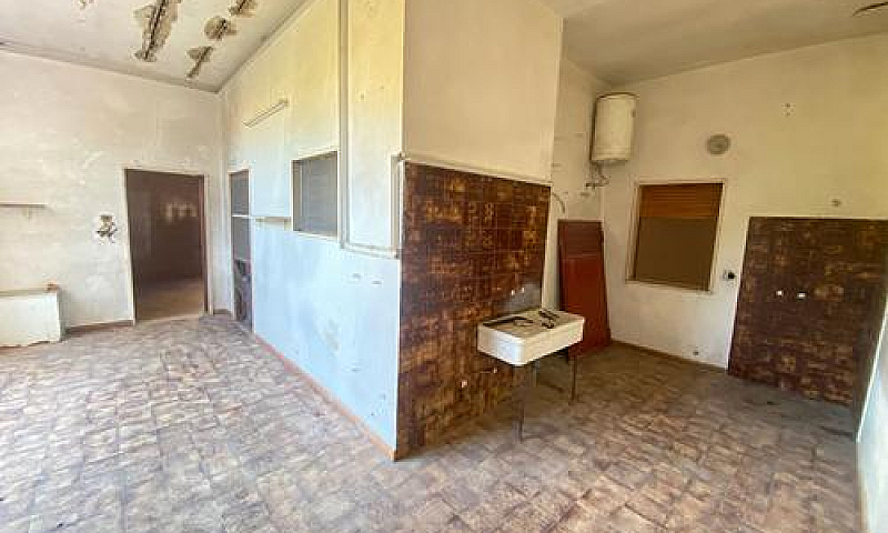 Casa Angolare A Meli...