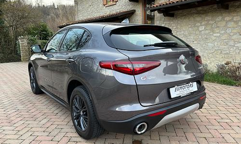 Alfa Romeo Stelvio 2...