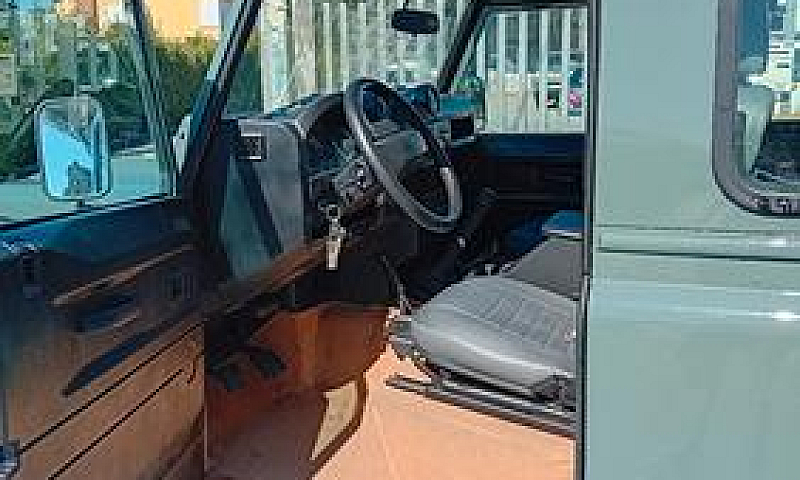 Land Rover Defender ...