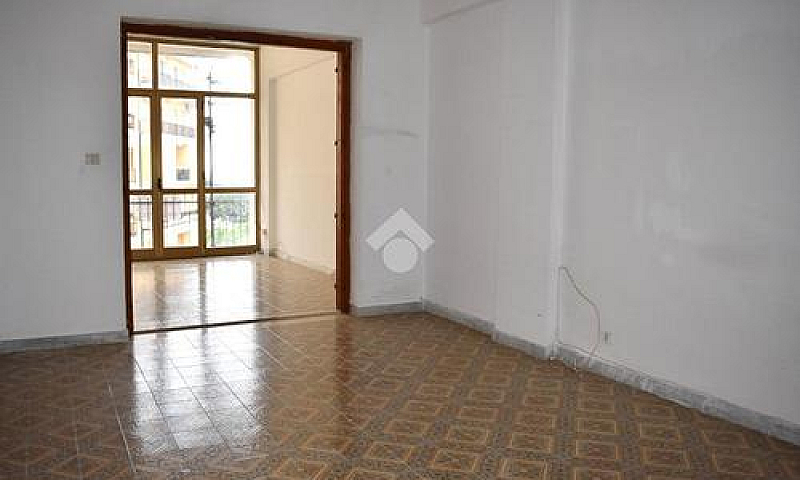 3 Locali A Paola...