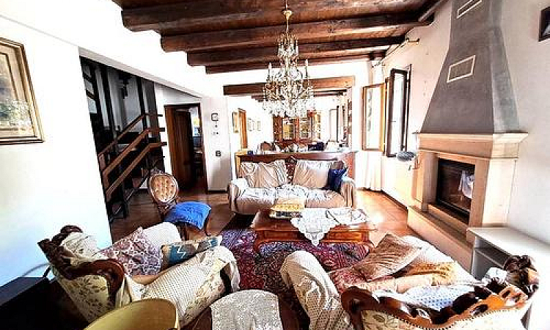 Porzione Di Casa A R...