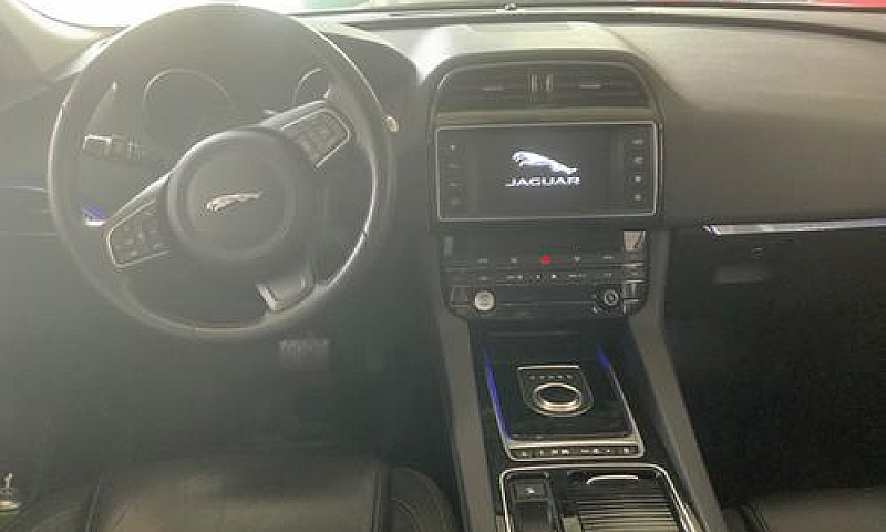 Jaguar F-Pace (X761)...
