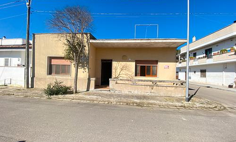 Casa Angolare A Meli...