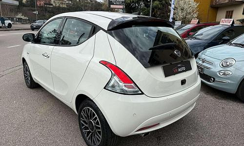Lancia Ypsilon Hybri...
