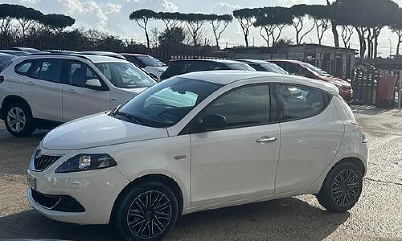 Lancia Ypsilon Hybri...