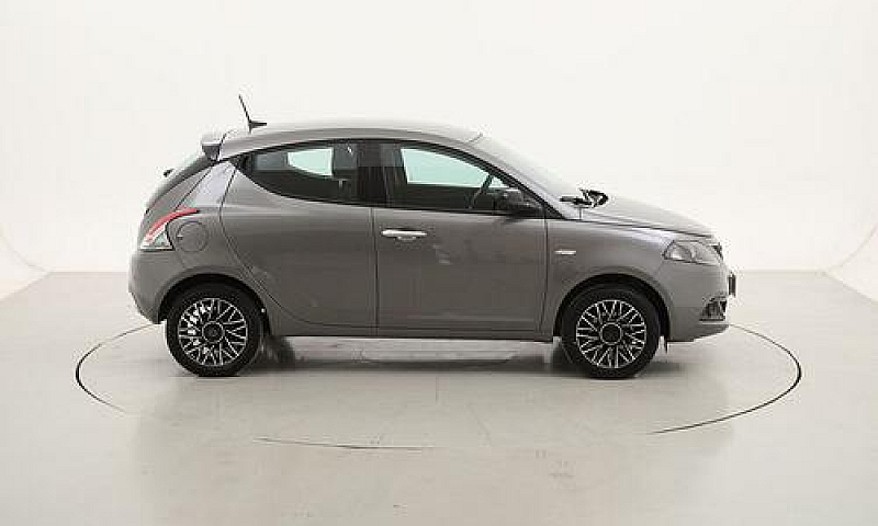 Lancia Ypsilon Hybri...