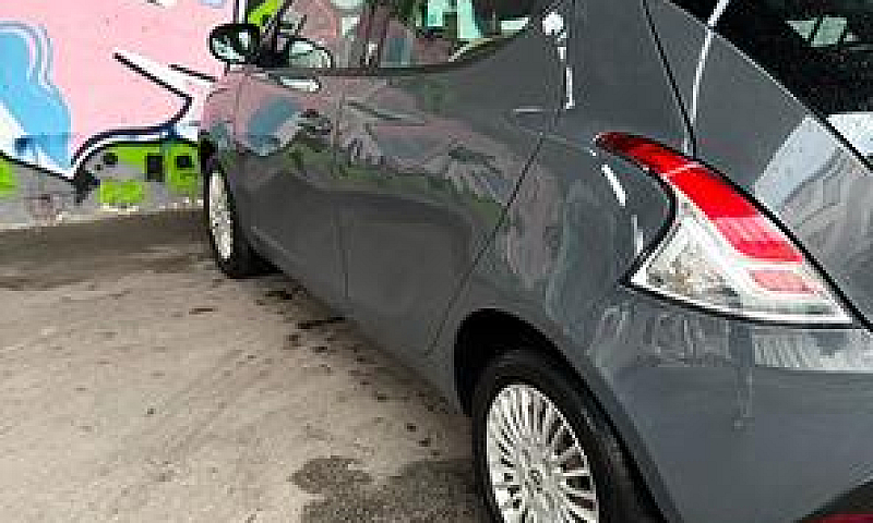 Lancia Y...