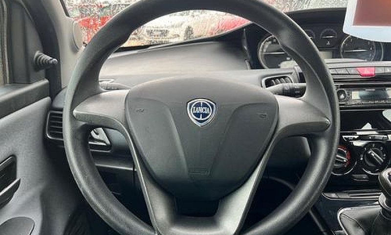 Lancia Ypsilon 1.2 6...