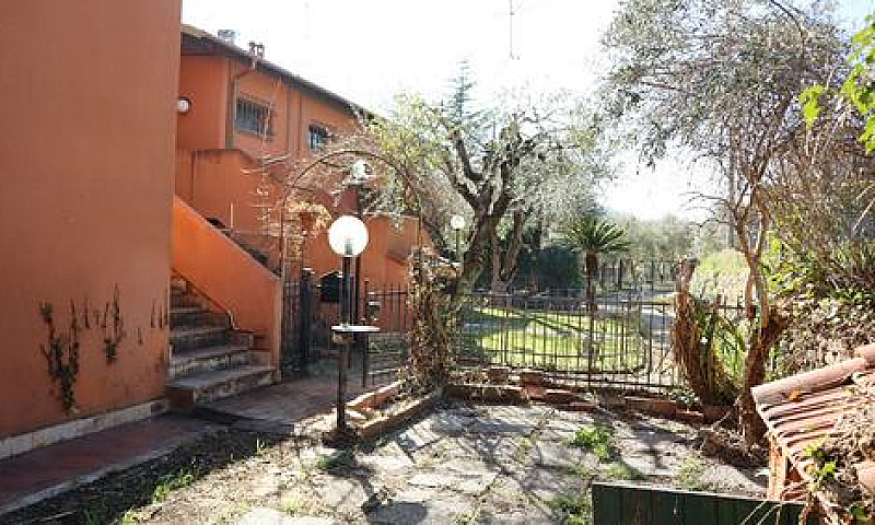 Bilocale Con Giardin...