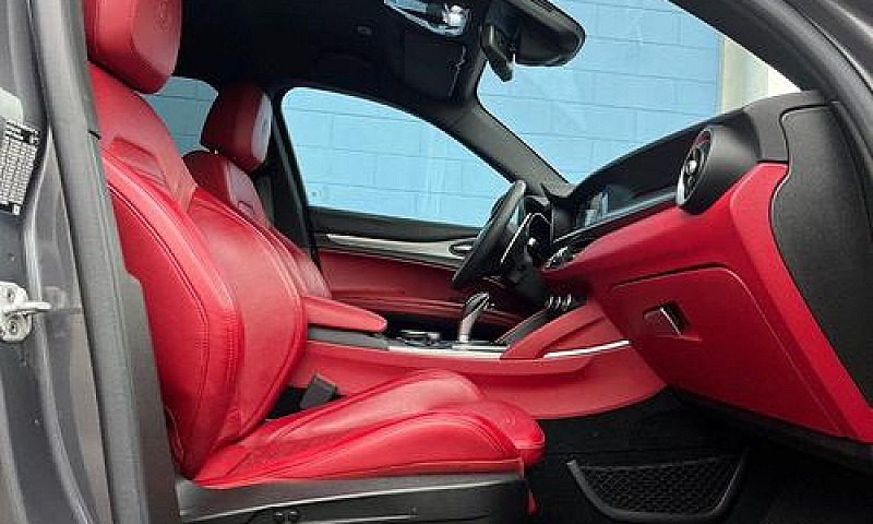 Alfa Romeo Stelvio 2...