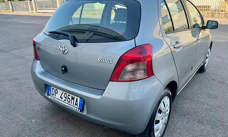 Toyota Yaris 1.3Benz...