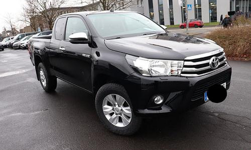 Toyota Hilux 2.4 D-4...