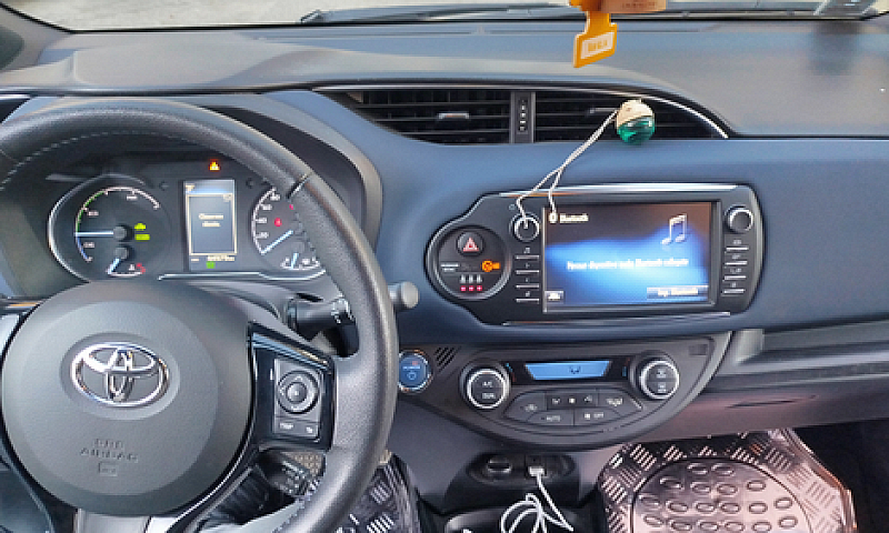 Toyota Yaris Hybrid ...