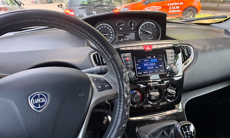 Lancia Ypsilon 1.2 6...