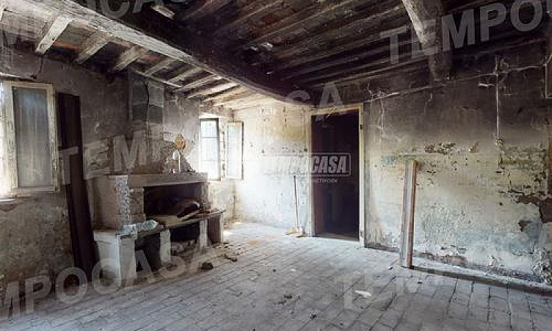 Porzione Di Casa Con...