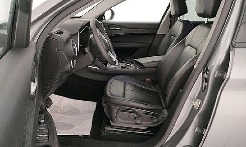 Alfa Romeo Stelvio 2...