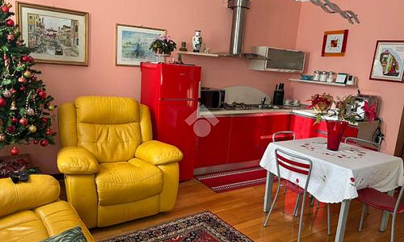 4 Locali A Montebell...