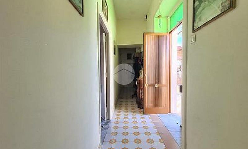 2 Locali A Frattamag...