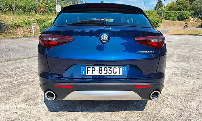 Alfa Romeo Stelvio 2...