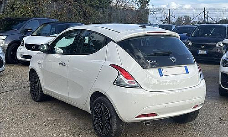 Lancia Ypsilon Hybri...
