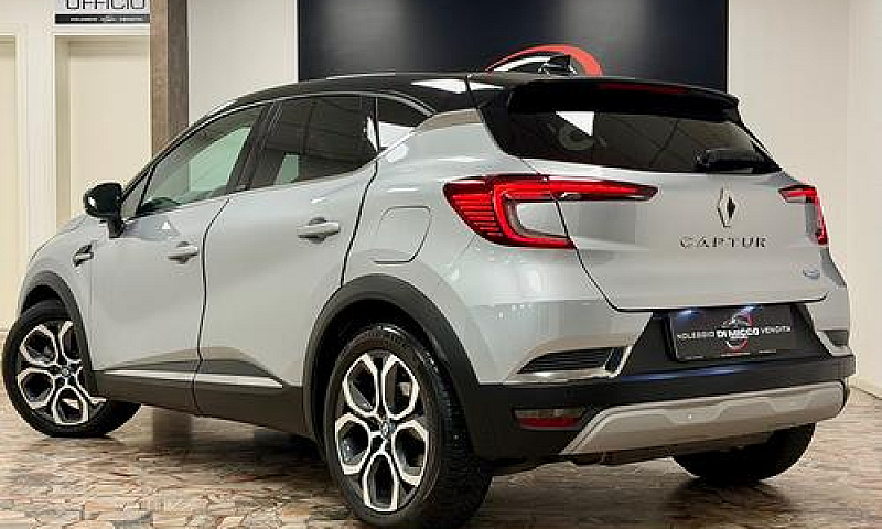Renault Captur Plug-...
