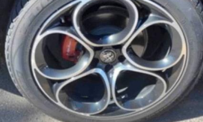 Alfa Romeo Stelvio 2...