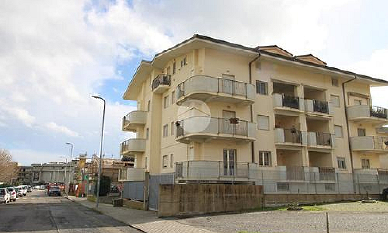 4 Locali A Davoli...
