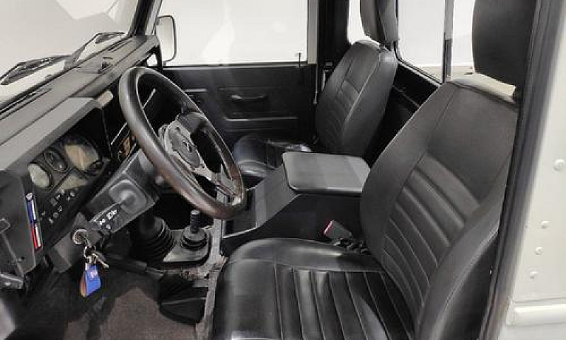 Land Rover Defender ...