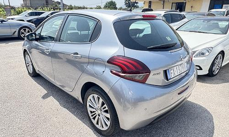 Peugeot 208 1.2 Benz...