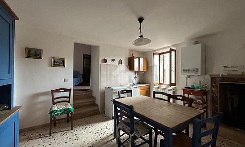2 Locali A Montecchi...