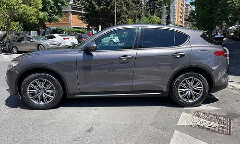 Alfa Romeo Stelvio 2...