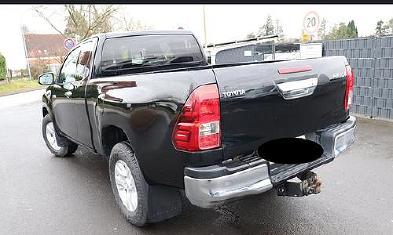 Toyota Hilux 2.4 D-4...