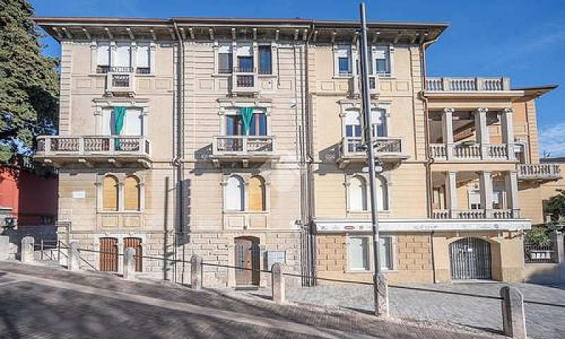 2 Locali A Garda...