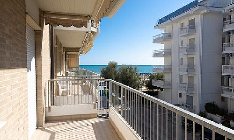 Fronte Mare Con Pisc...