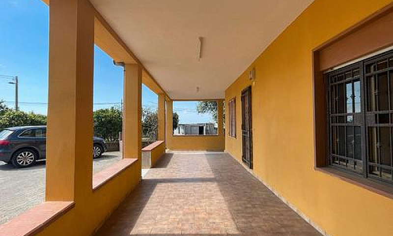 Porzione Di Villa In...