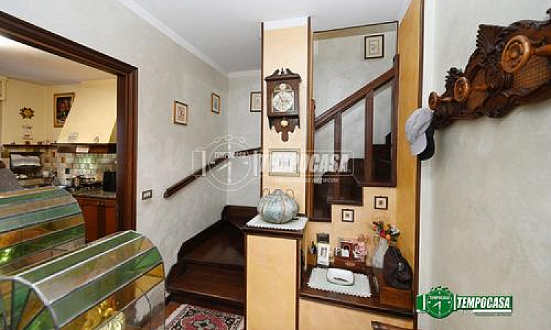5 Locali In Via Cesa...
