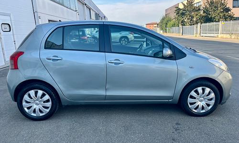 Toyota Yaris 1.3Benz...