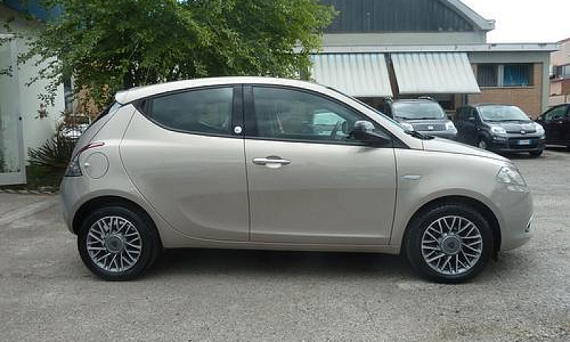 Lancia Ypsilon 1.2 6...