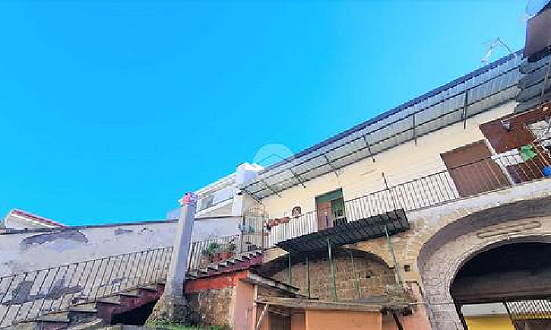 2 Locali A Frattamag...