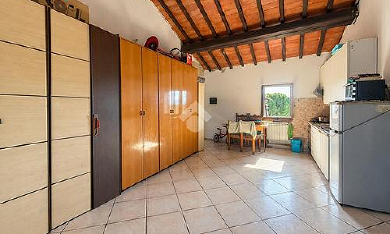 3 Locali A Montemurl...