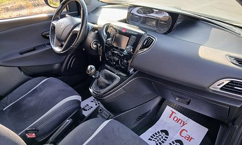 Lancia Ypsilon 1.2 6...
