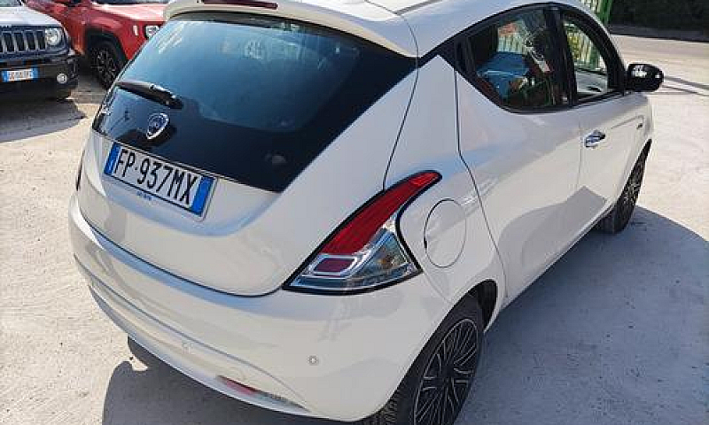 Lancia Ypsilon 1.2 6...